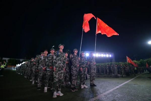 16公里，哈工大行军拉练燃动夜幕下的哈尔滨！